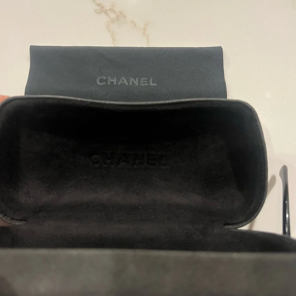 Stylish Black Sunglasses - Picture 10 of 10